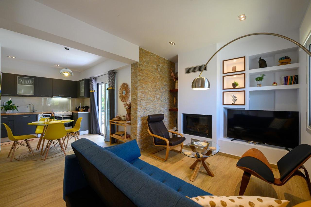 Chic Apartment In Nature, 5-Min Walk To The Beach カラマタ エクステリア 写真