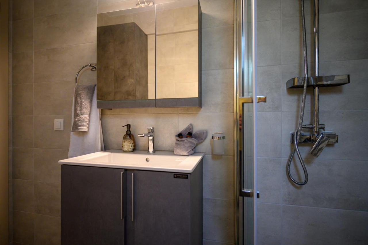 Chic Apartment In Nature, 5-Min Walk To The Beach カラマタ エクステリア 写真