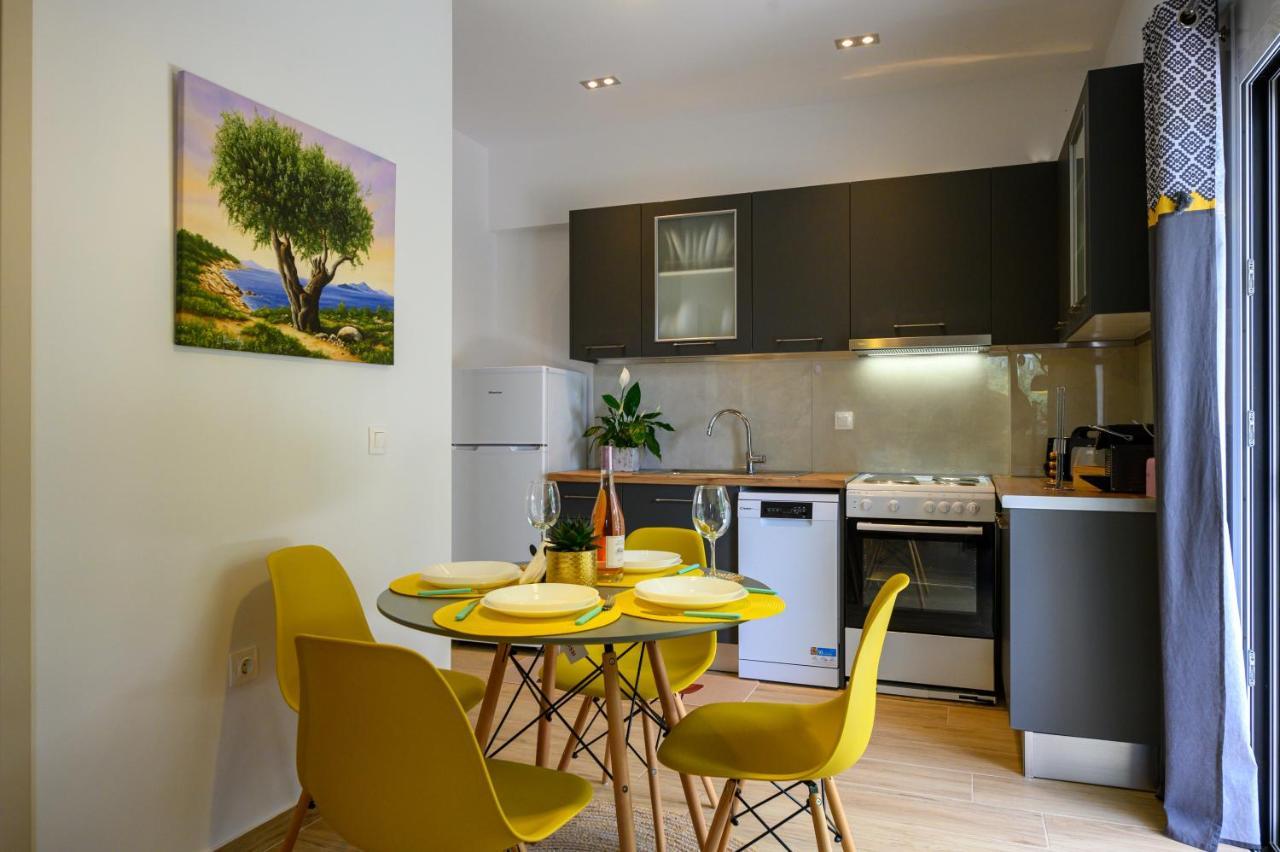 Chic Apartment In Nature, 5-Min Walk To The Beach カラマタ エクステリア 写真
