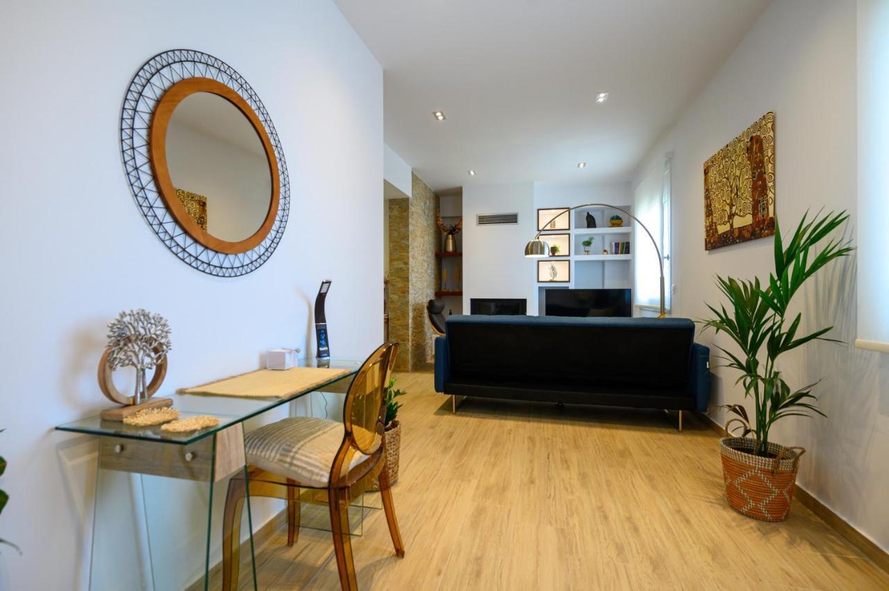 Chic Apartment In Nature, 5-Min Walk To The Beach カラマタ エクステリア 写真