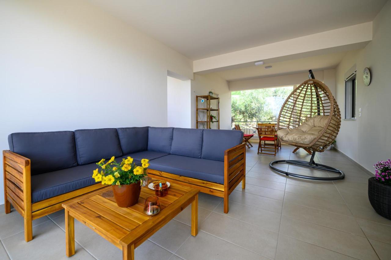 Chic Apartment In Nature, 5-Min Walk To The Beach カラマタ エクステリア 写真