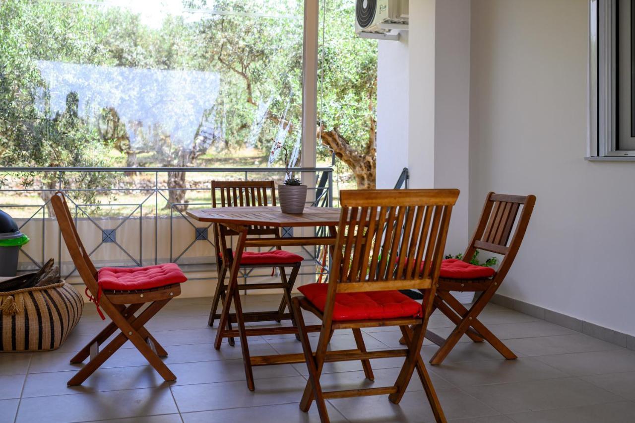 Chic Apartment In Nature, 5-Min Walk To The Beach カラマタ エクステリア 写真