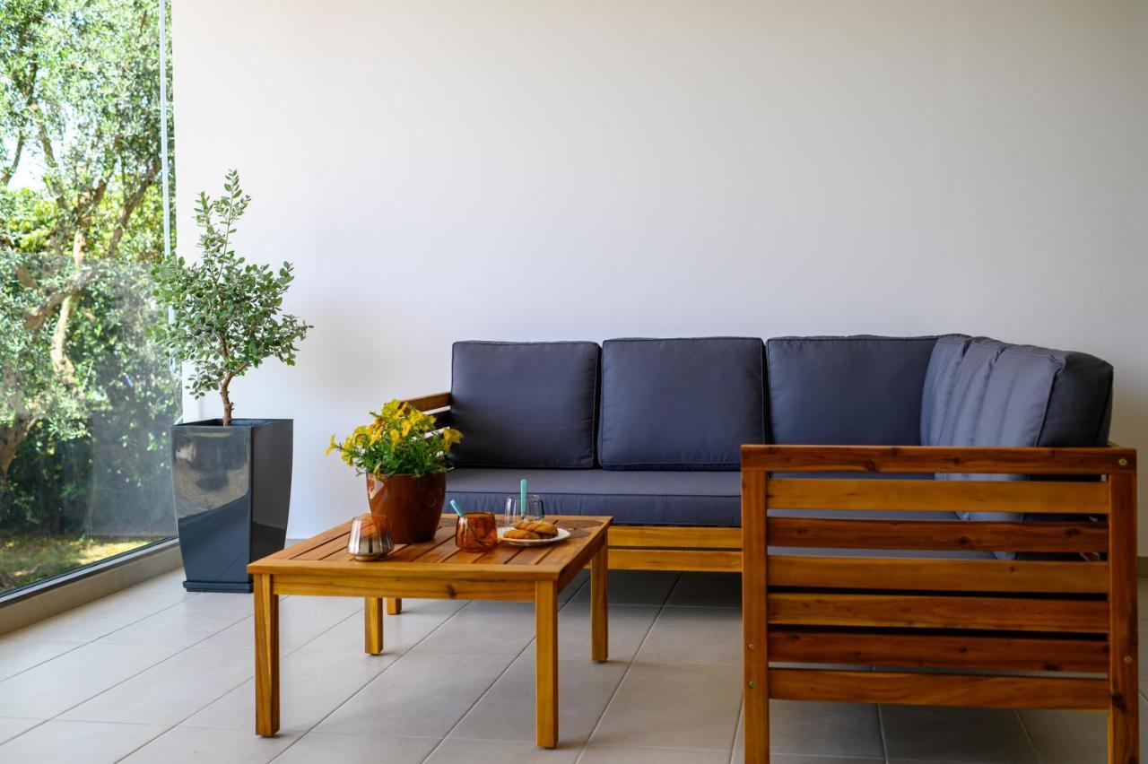 Chic Apartment In Nature, 5-Min Walk To The Beach カラマタ エクステリア 写真
