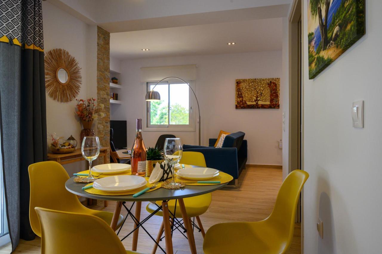 Chic Apartment In Nature, 5-Min Walk To The Beach カラマタ エクステリア 写真
