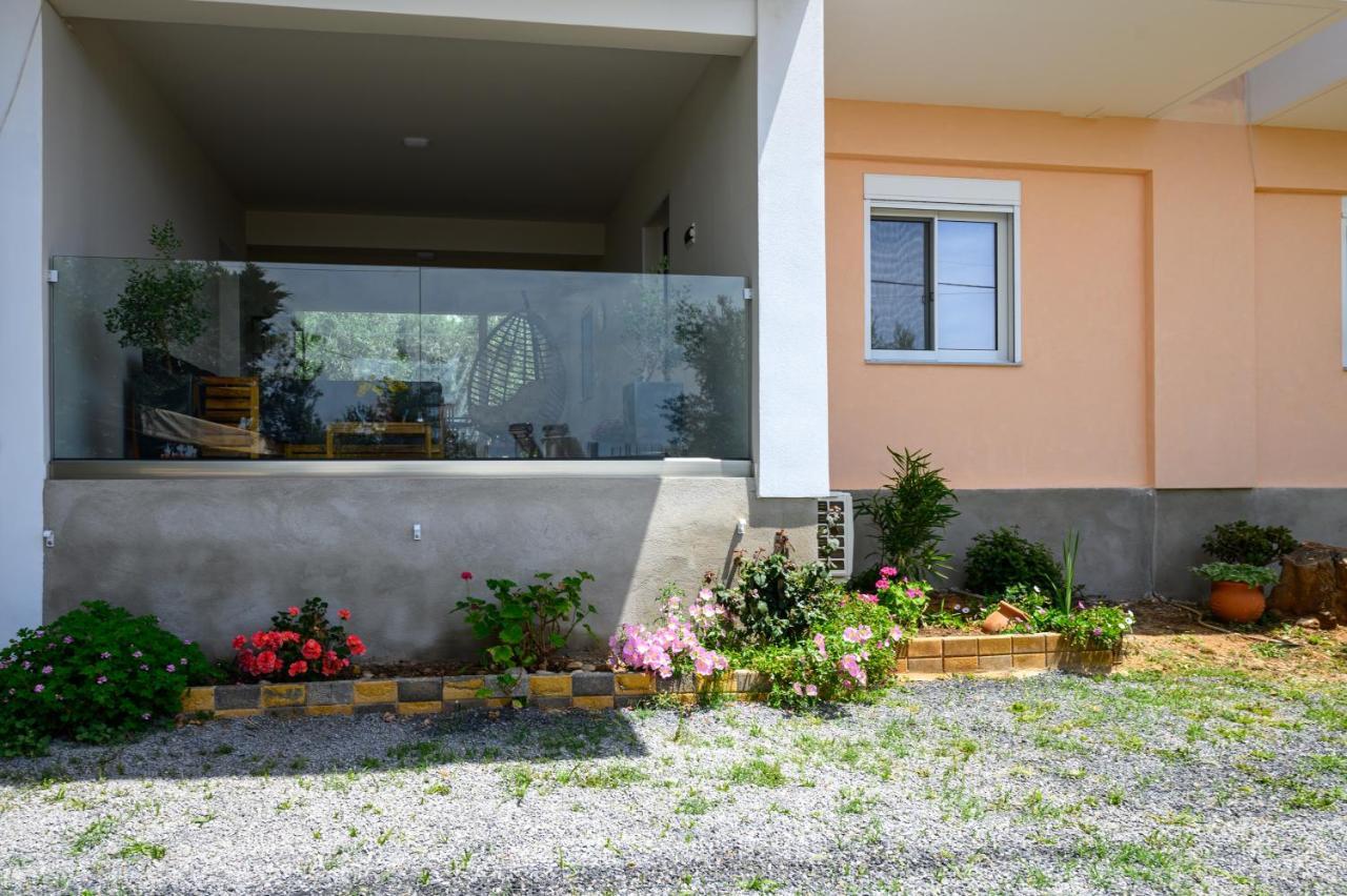 Chic Apartment In Nature, 5-Min Walk To The Beach カラマタ エクステリア 写真