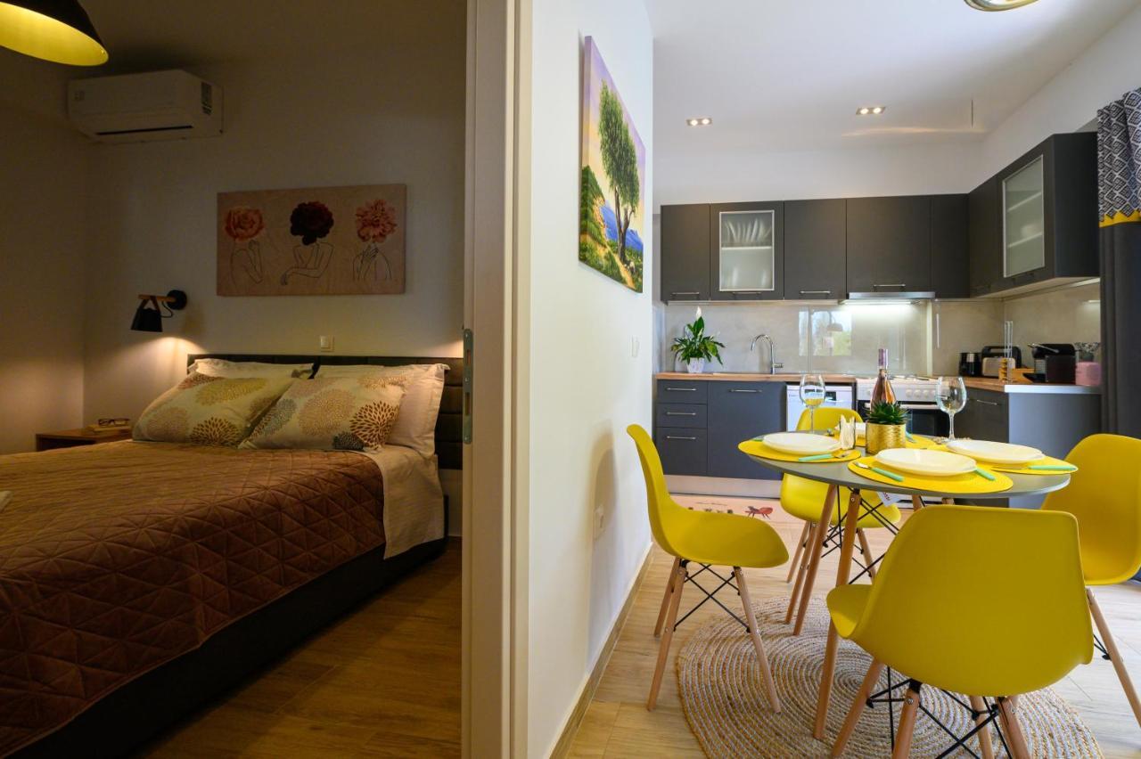 Chic Apartment In Nature, 5-Min Walk To The Beach カラマタ エクステリア 写真