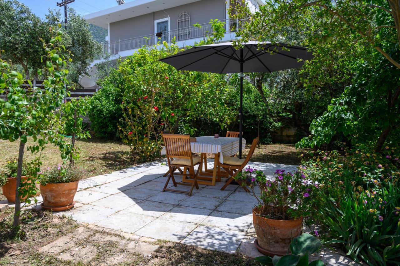 Chic Apartment In Nature, 5-Min Walk To The Beach カラマタ エクステリア 写真