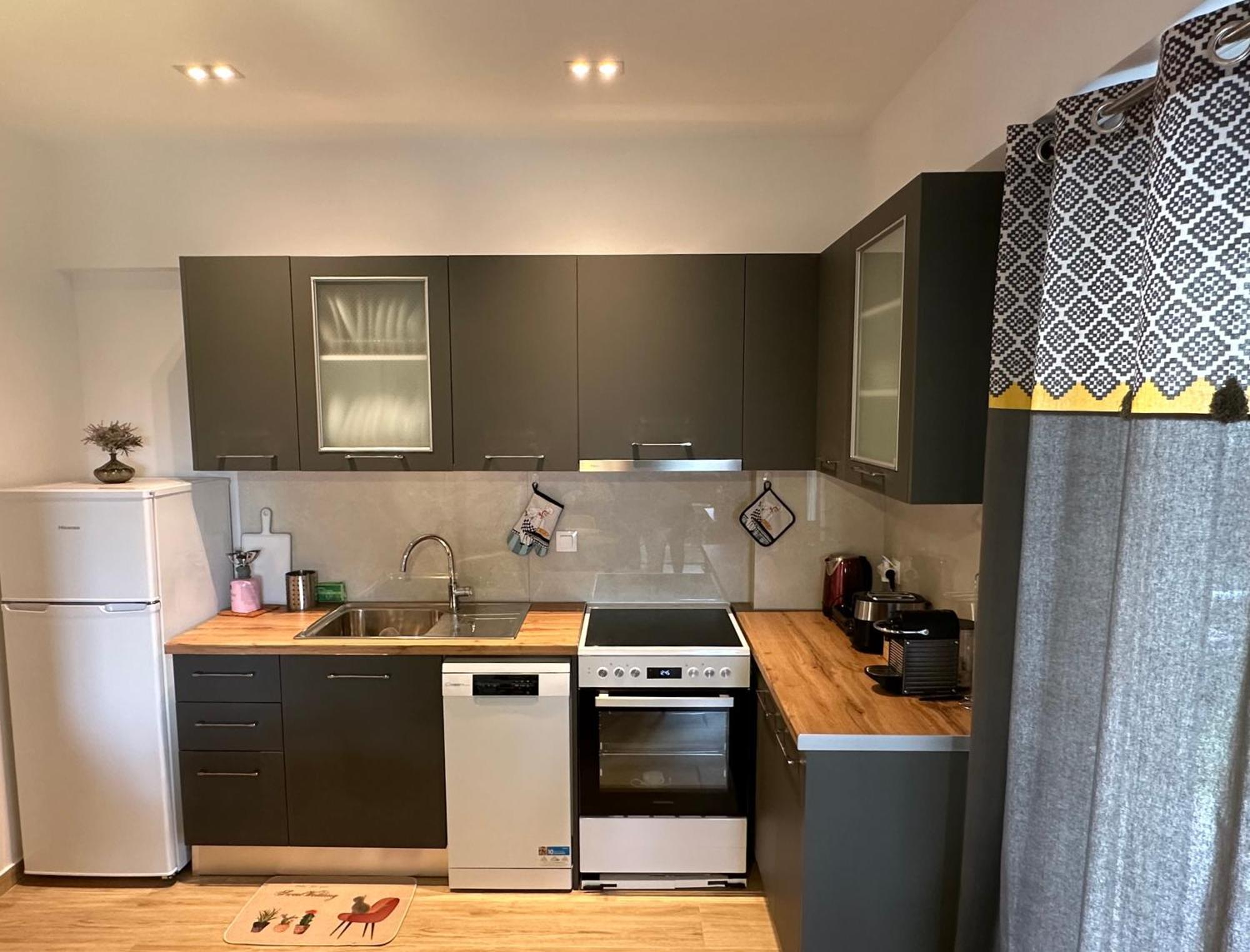 Chic Apartment In Nature, 5-Min Walk To The Beach カラマタ エクステリア 写真