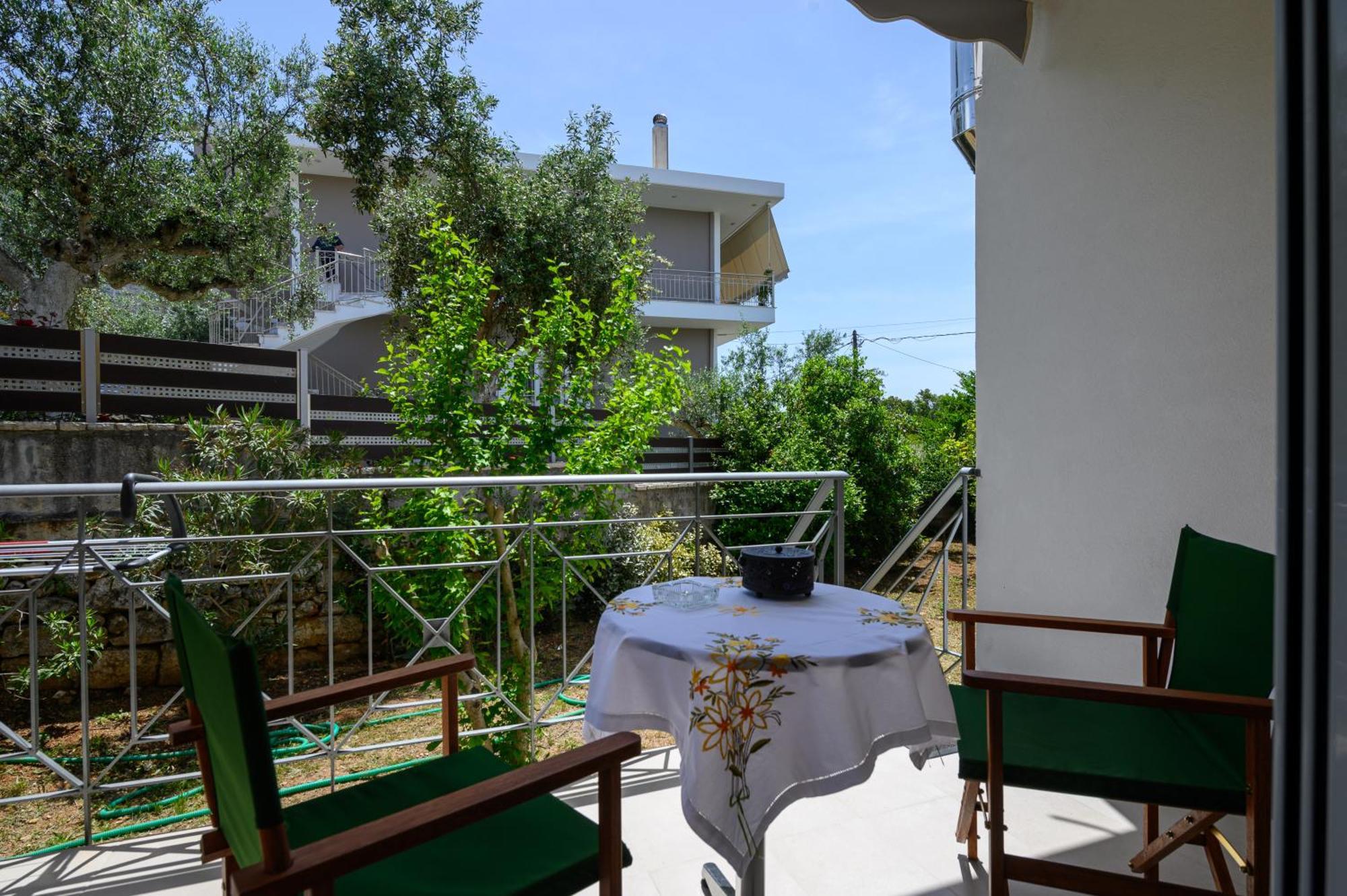 Chic Apartment In Nature, 5-Min Walk To The Beach カラマタ エクステリア 写真
