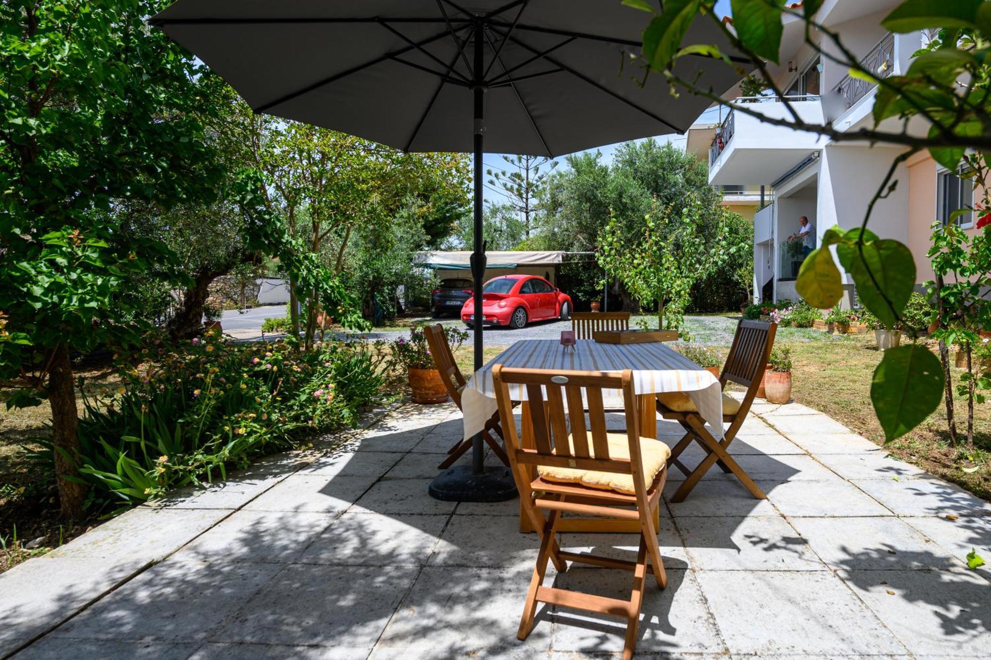 Chic Apartment In Nature, 5-Min Walk To The Beach カラマタ エクステリア 写真