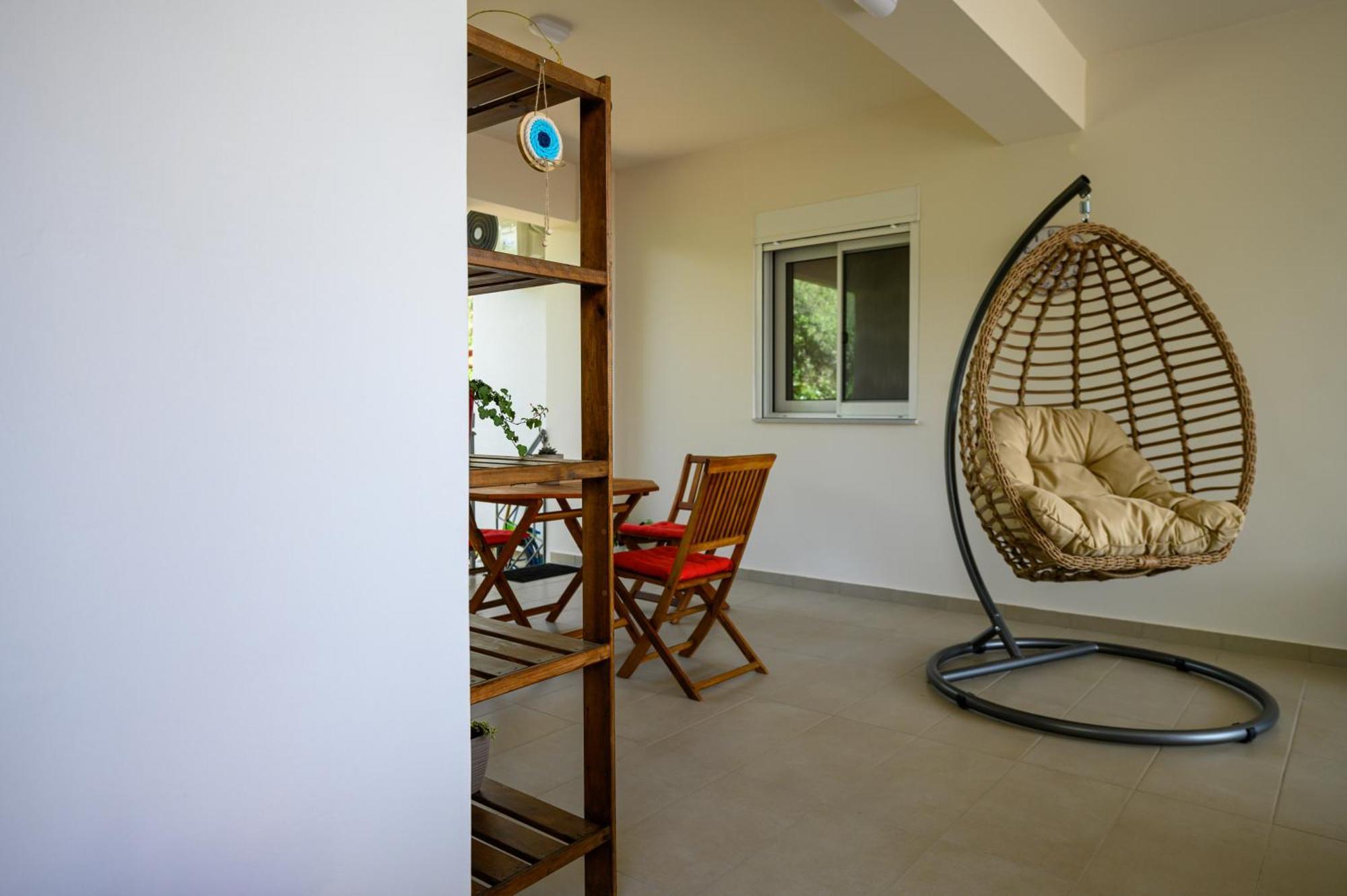Chic Apartment In Nature, 5-Min Walk To The Beach カラマタ エクステリア 写真