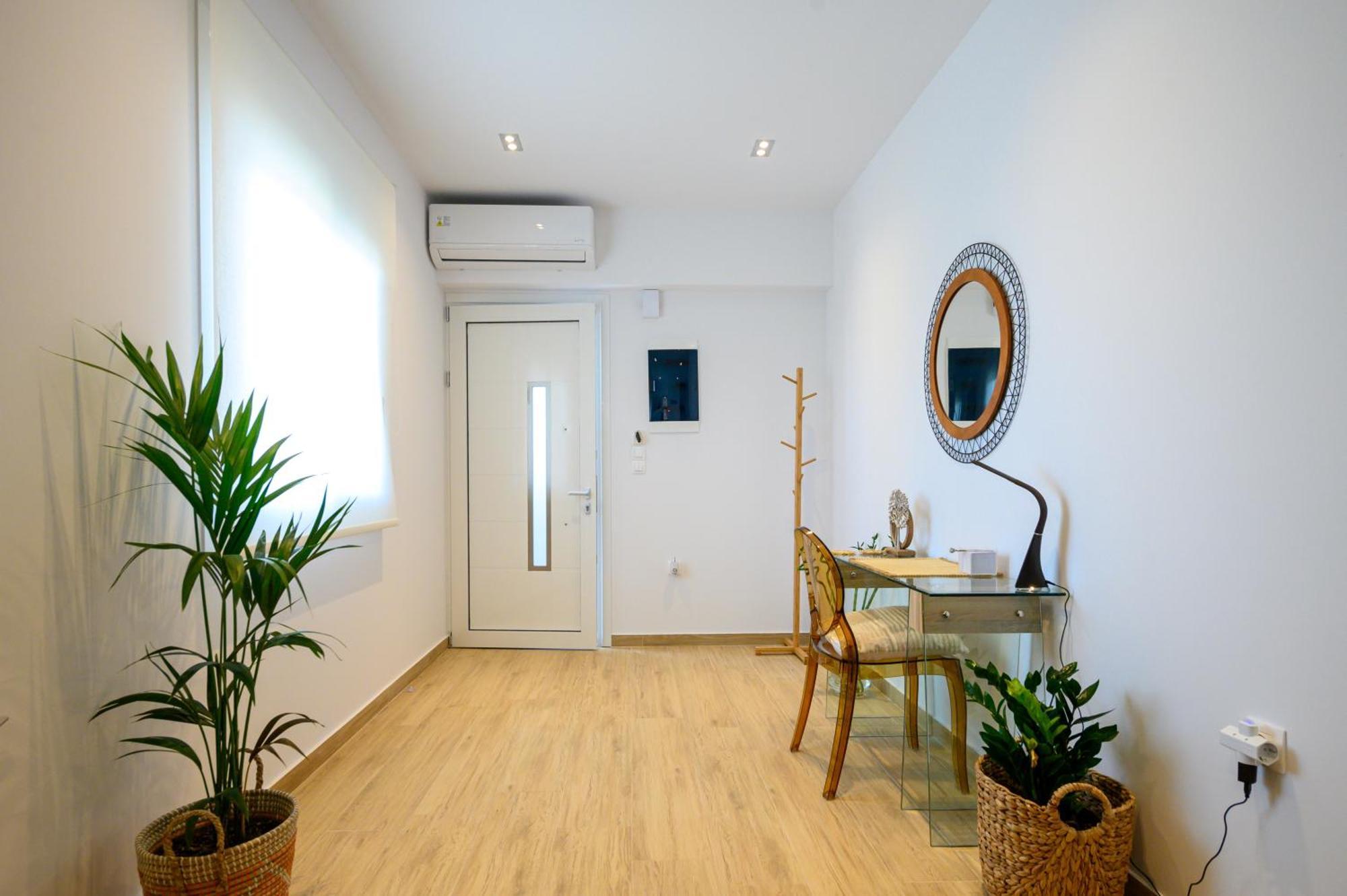 Chic Apartment In Nature, 5-Min Walk To The Beach カラマタ エクステリア 写真