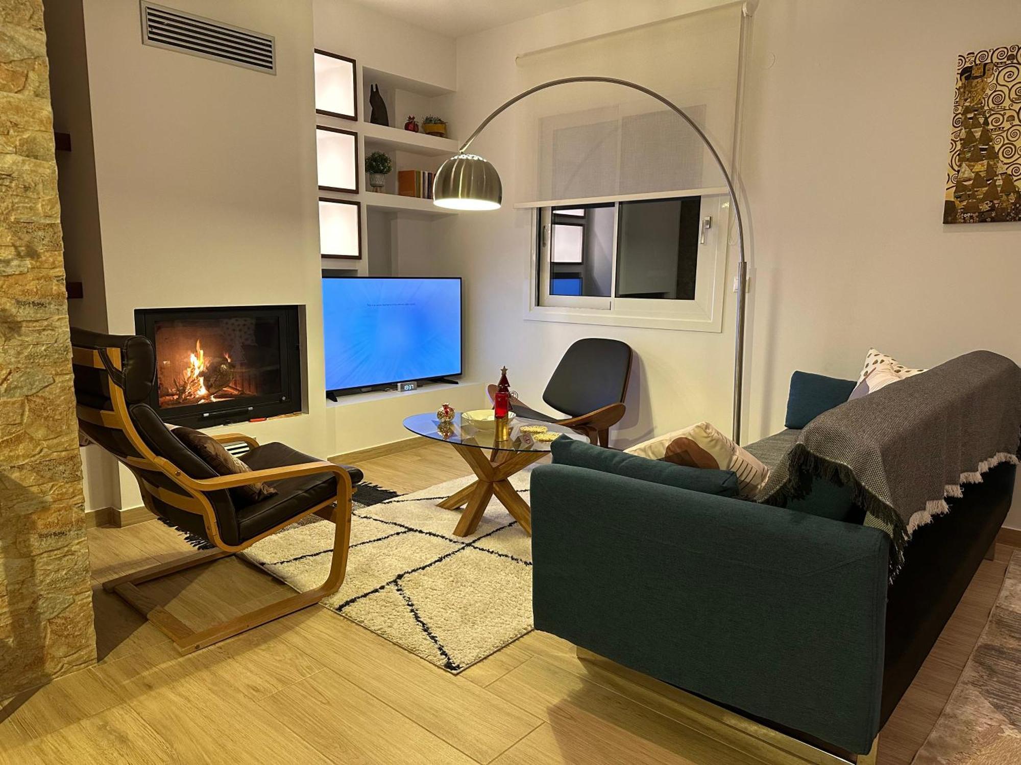Chic Apartment In Nature, 5-Min Walk To The Beach カラマタ エクステリア 写真